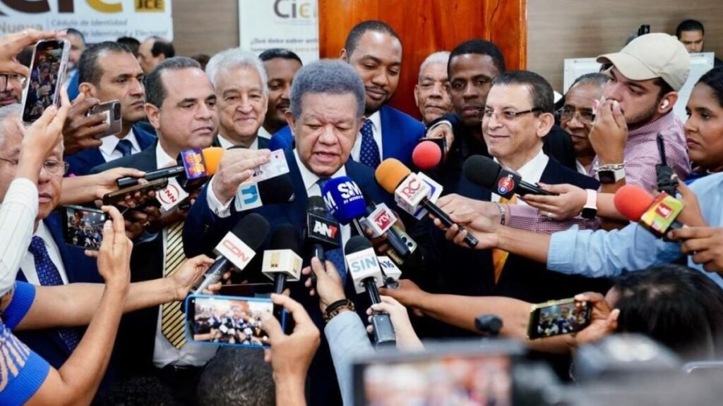 Video Leonel Fernández tilda de ilegal cobros a empleados públicos para fines políticos